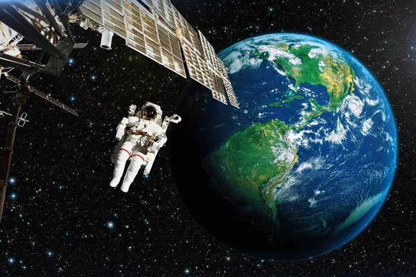 Astronauta Espacio Exterior Contra Telón Fondo Del Planeta Tierra Elementos — Foto de Stock