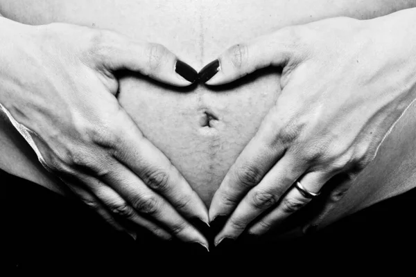 Ruce Tvořící Srdce Břiše Těhotné Ženy Studio Natáčení Černé Bílé — Stock fotografie