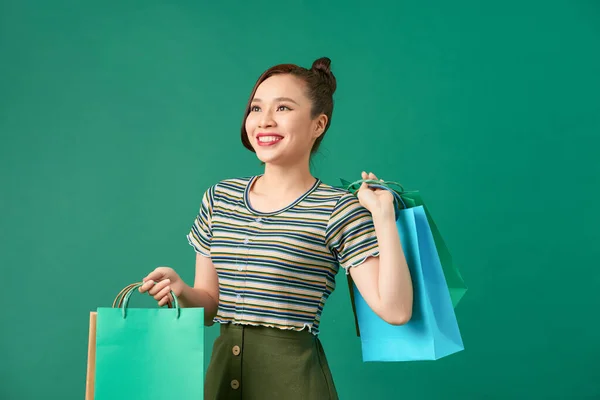 ショッピングモールの幸福パッケージを持つ美しい女性 — ストック写真