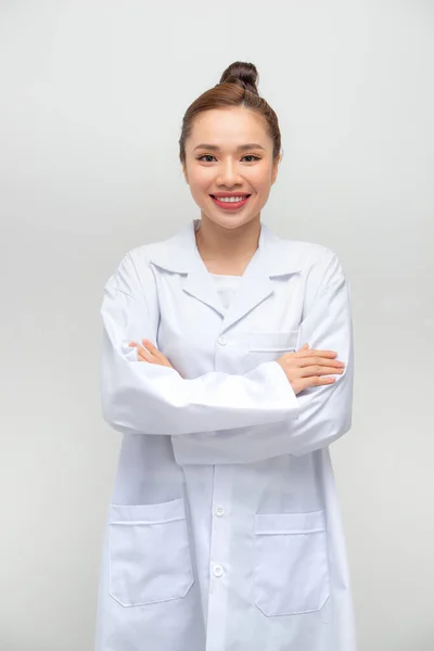 Médico Sonriente Bata Laboratorio Con Brazos Cruzados Sobre Fondo Blanco —  Fotos de Stock