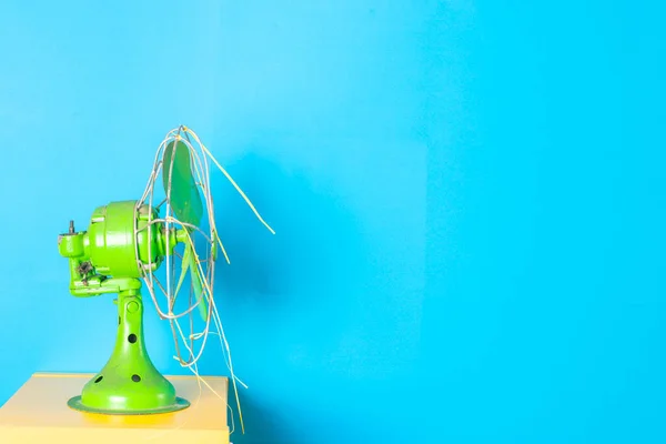 Starožitné Zelené Barevné Ventilátor Modrým Pozadím — Stock fotografie