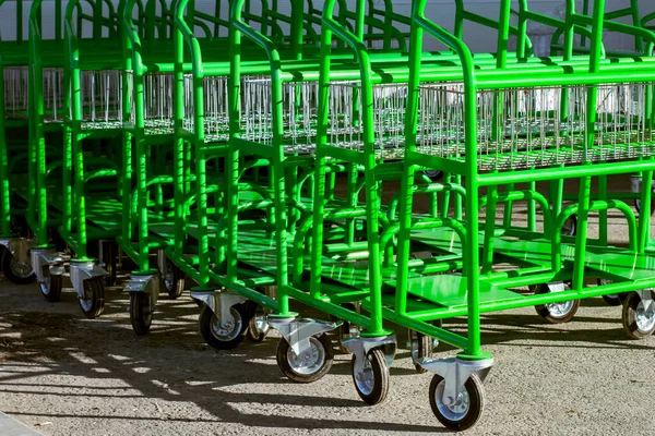 Chariots Près Supermarché Construction Journée Ensoleillée Automne Vue Latérale — Photo