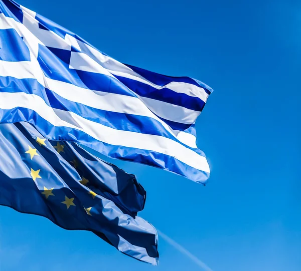 Bandeiras Grécia União Europeia Sobre Fundo Céu Azul Política Europa — Fotografia de Stock