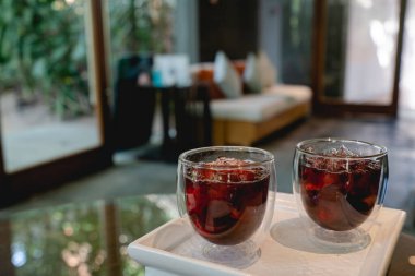 Hoş geldiniz. Kırmızı kokteyl ve beyaz ahşap tepside servis..