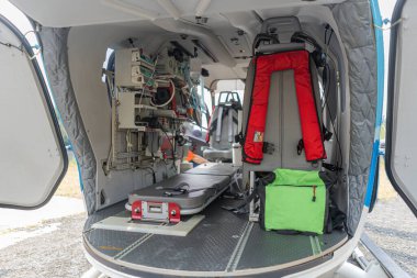 Tıbbi bir helikoptere yerleştirilmiş tıbbi bir cihaz. Acil tahliye için kullanılır.