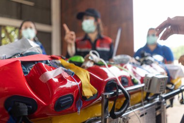 Hasta nakil sedyesi. Yere yatır. 