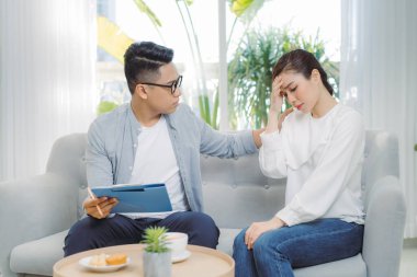 Sıradan giyinmiş Asyalı çift.