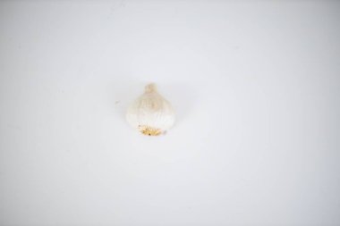 Beyaz arkaplanda izole edilmiş beyaz sarımsak