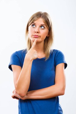 beyaz zemin üzerinde izole düşünme genç bir kadın