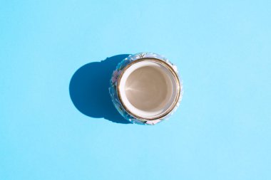 Renkli arka planda sert gölgesi olan vazo