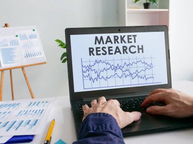 Ofisteki ekranda pazar araştırması raporu var..