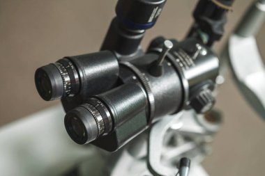 Göz muayenesi için kullanılan tıbbi optometri ekipmanı