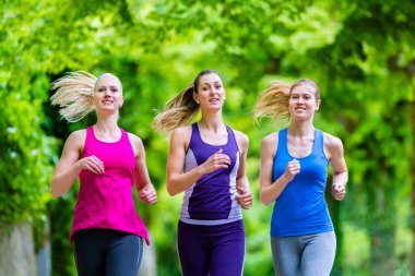 Ormanda spor için koşan kadınlar