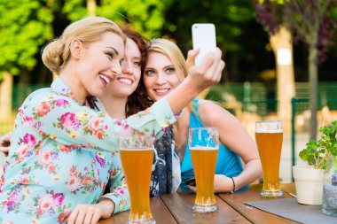 Arkadaşlar selfie smartphone ile bira bahçesinde alarak
