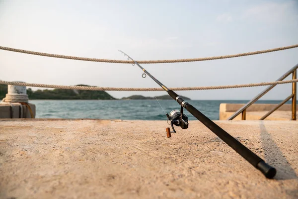 Tengeri Hátterű Horgászbot Halászat — Stock Fotó