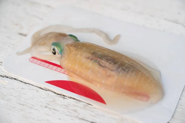 Kesme Tahtasında Çiğ Mürekkep Balığının Hazırlanması — Stok fotoğraf