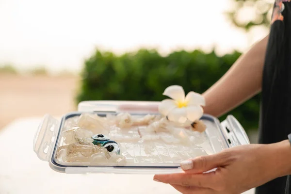 Dilimlenmiş Taze Kalamar Sashimi Plastik Tepside Servis Ediliyor — Stok fotoğraf