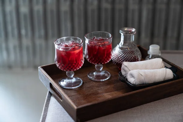 Welkom Drankje Rode Mocktail Witte Handdoek Geserveerd Houten Dienblad — Stockfoto