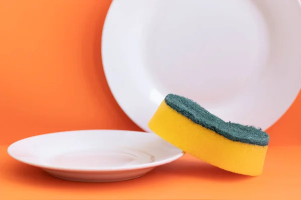 Yellow Sponge Next White Plate Orange Background — Stock Photo, Image
