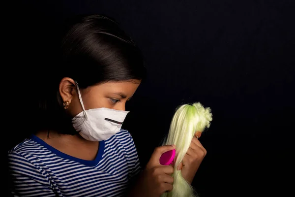 Menina Com Máscara Médica Brincando Com Sua Boneca — Fotografia de Stock