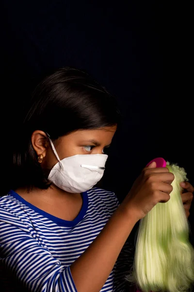 Tıbbi Maskeli Küçük Kız Oyuncak Bebeğiyle Oynuyor — Stok fotoğraf