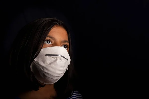 ウイルス対策のために使用される医療マスクを身に着けている女の子の肖像画 — ストック写真