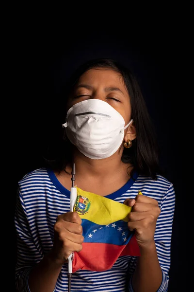 Porträtt Liten Venezuelansk Flicka Bär Medicinsk Mask Och Förhoppningsvis Håller — Stockfoto