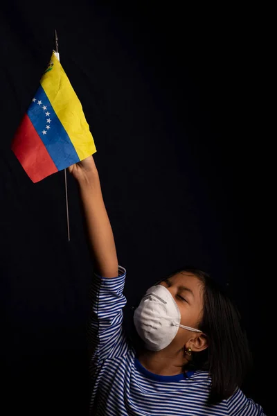 Retrato Menina Venezuelana Vestindo Máscara Médica Segurando Espero Que Bandeira — Fotografia de Stock