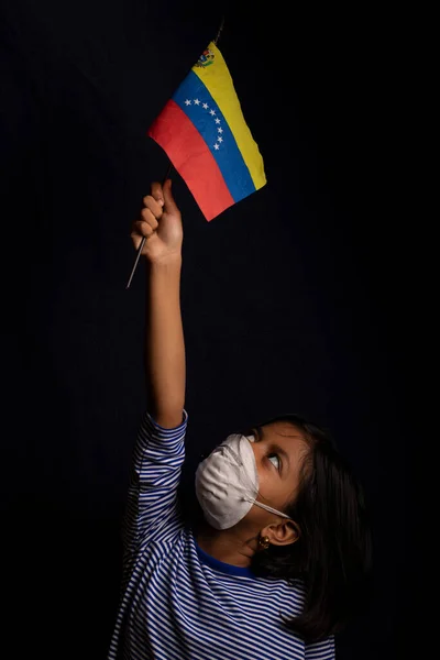 Portret Małej Wenezuelki Masce Medycznej Flagą Wenezueli — Zdjęcie stockowe