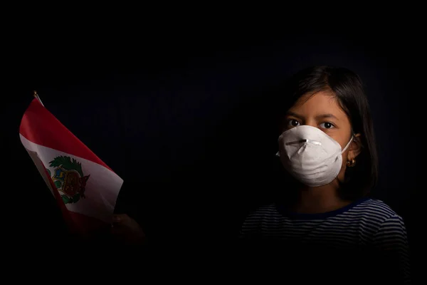 Porträtt Lilla Peruanska Flicka Bär Medicinsk Mask Och Förhoppningsvis Hålla — Stockfoto
