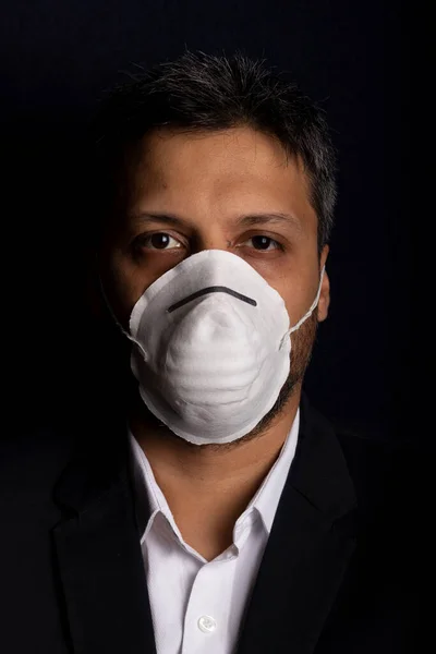 Joven Guapo Con Miedo Máscara Industrial Para Prevenir Propagación Virus —  Fotos de Stock