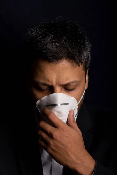 感染性ウイルスや化学ガスの拡散を防ぐために恐怖と産業用マスクを持つ若いハンサムな — ストック写真