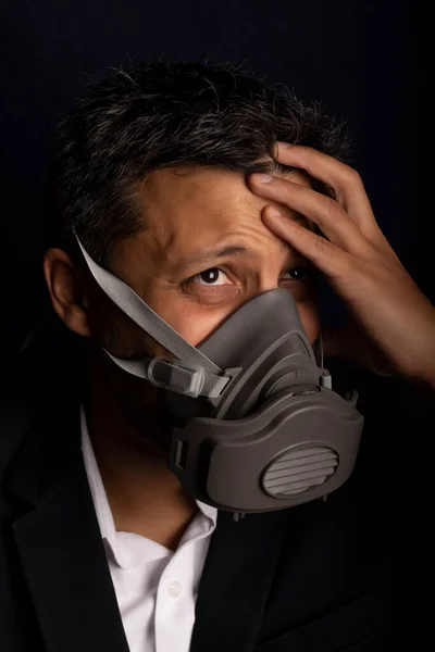 感染性ウイルスや化学ガスの拡散を防ぐために恐怖と産業用マスクを持つ若いハンサムな — ストック写真