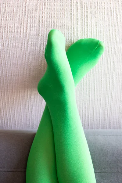 Jambes Levées Avec Collants Verts Reposant Sur Mur Canapé — Photo