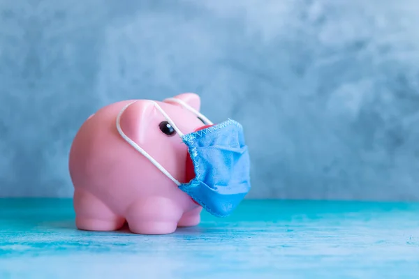Piggy Bank Rosa Com Máscara Médica — Fotografia de Stock