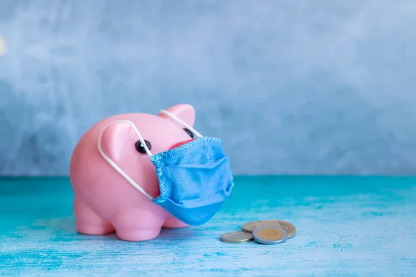 Piggy Bank Rosa Com Máscara Médica — Fotografia de Stock