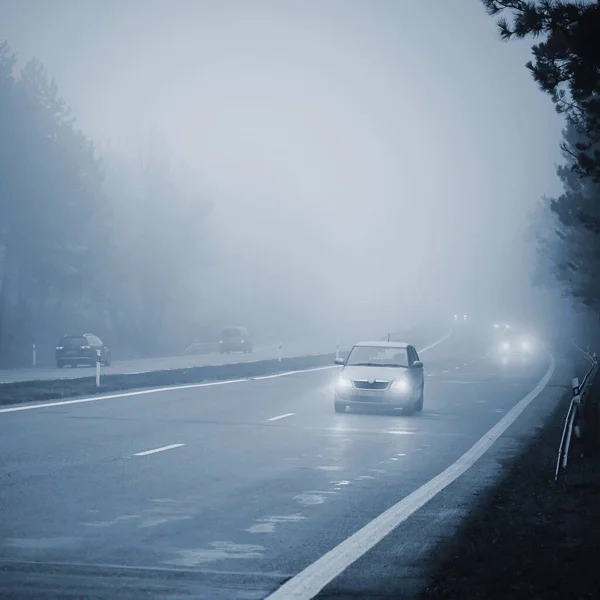 霧の中の車 悪い冬の天気と道路上の危険な自動車交通 霧の日に軽自動車 — ストック写真