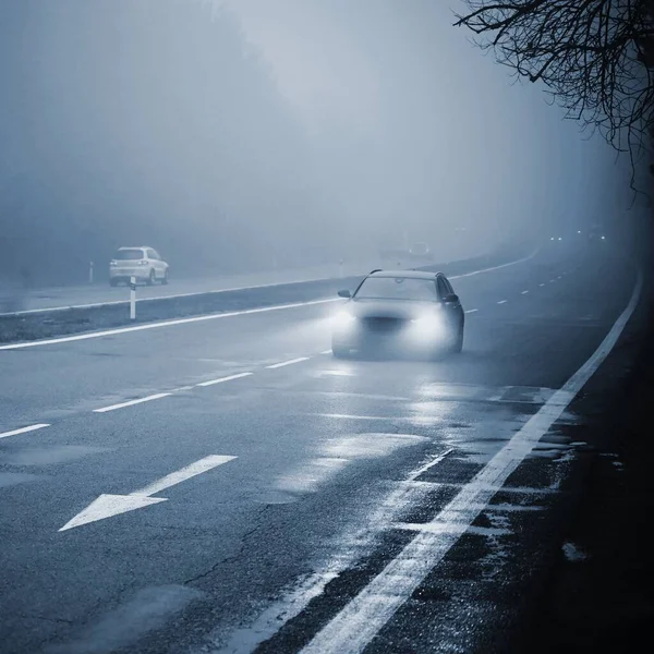 Bilar Dimman Dåliga Vintervädret Och Farliga Biltrafik Vägen Lätta Fordon — Stockfoto
