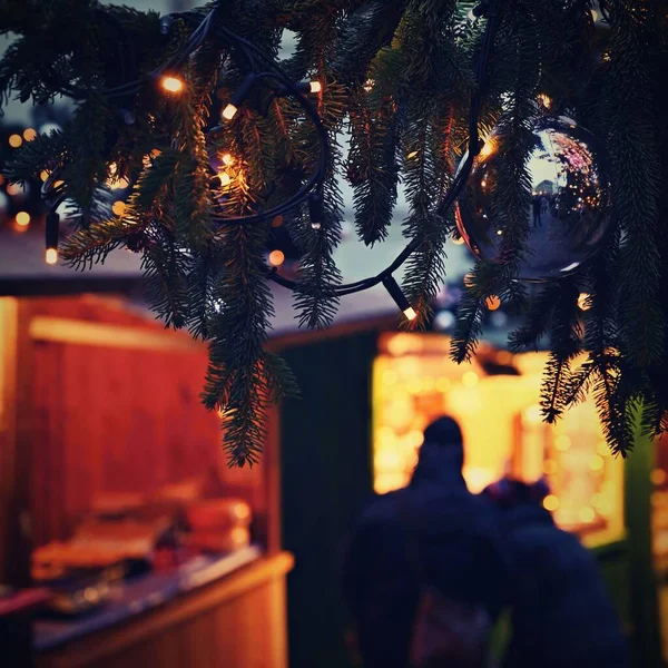 Bellissimo Ornamento Natalizio Sull Albero Natale Con Luci — Foto Stock