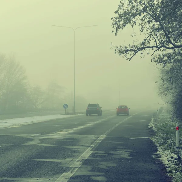 霧の中で車 悪天候や道路上の危険な自動車交通 霧の中の車両 — ストック写真
