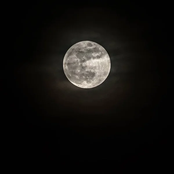Luna Sobre Fondo Oscuro Del Cielo —  Fotos de Stock