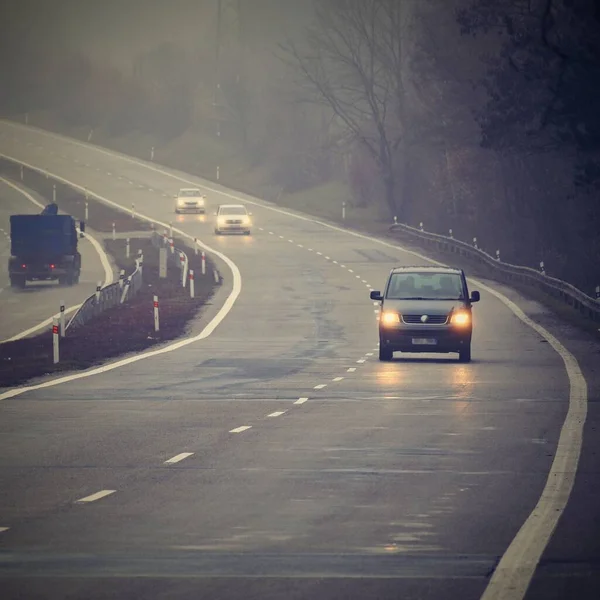 Guida Maltempo Nebbia Nebbiosa Strada Campagna Autostrada Traffico Stradale Orario — Foto Stock