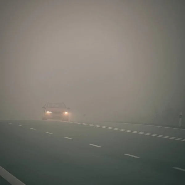 悪天候の運転 霧のかすんだ田舎道 高速道路 道路交通 冬時間 — ストック写真