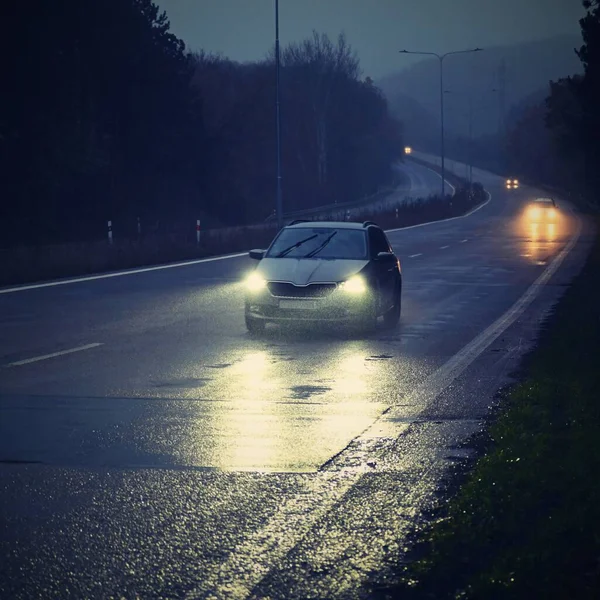 Samochód Drodze Mgle Jesienny Krajobraz Niebezpieczny Ruch Drogowy Sezonie Zimowym — Zdjęcie stockowe