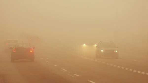 Coches Niebla Mal Clima Invernal Peligroso Tráfico Automóviles Carretera Vehículos — Foto de Stock