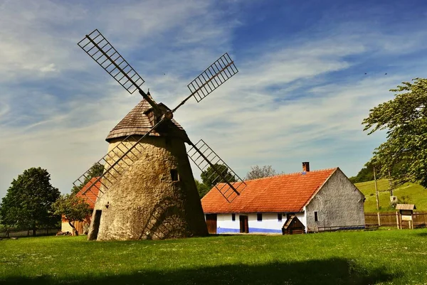 古老的风车 捷克共和国欧洲 美丽老传统轧机有花园的房子 Kuzelov 南摩拉维亚 — 图库照片