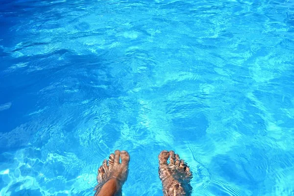 Ноги Бассейне Чистой Водой Летний Фон Путешествий — стоковое фото