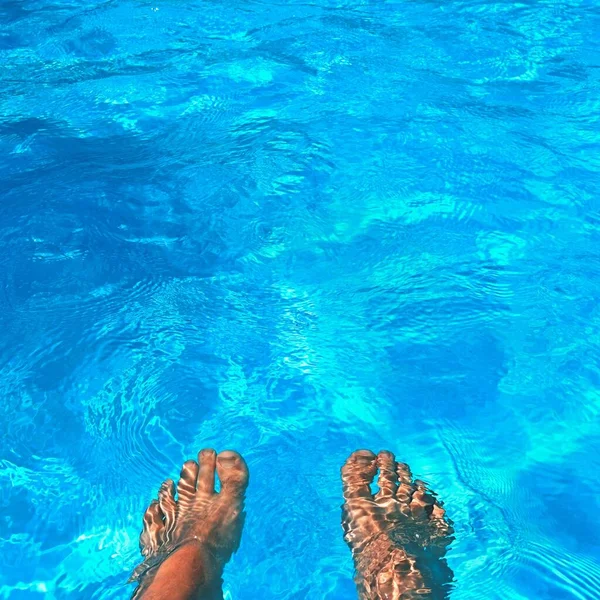 用清水池中的双腿 旅行的夏天背景 — 图库照片