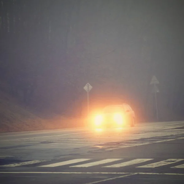 汽车在雾中 恶劣的冬季天气和路上危险的汽车交通 雾中的轻型车辆 — 图库照片