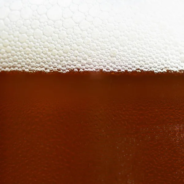 ビール 泡とビールの打たれたガラスの美しいディテール 抽象的なカラフルな背景 — ストック写真